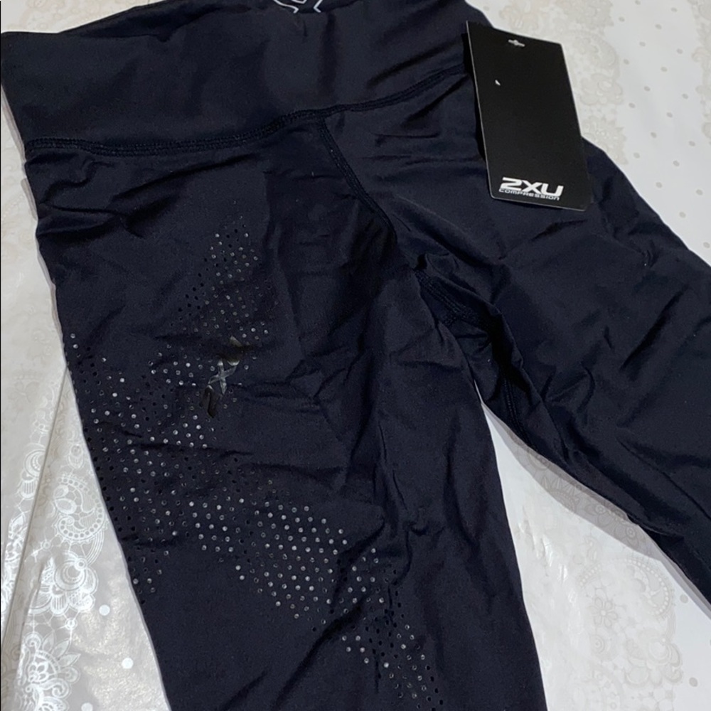 2XU compression workout leggings - Picture 3 of 5